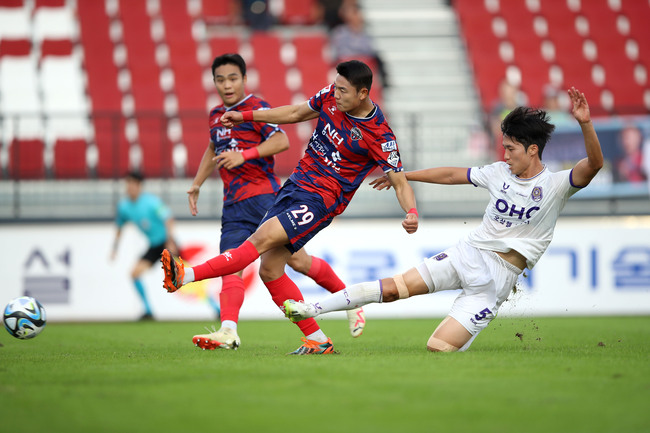 Màn thư hùng kịch tính Gimcheon Sangmu vs FC Anyang